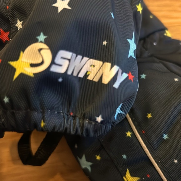 Assorted boys winter gloves and mittens. - Picture 11 of 11